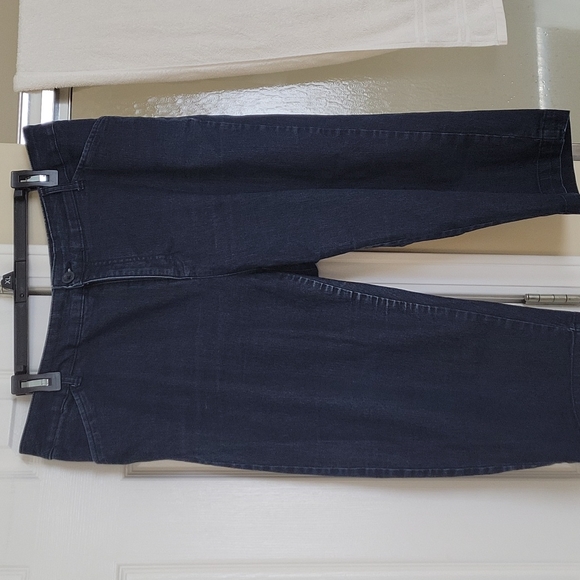 St John's Bay dark wash capris perfect for spring and summer. - Picture 1 of 3